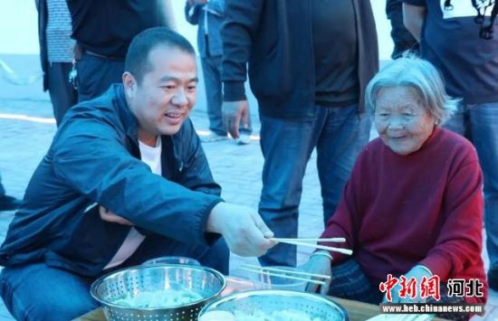 刘庄村委会通过‘党建+服务’的模式，让老人感受温暖让年轻人学会敬老爱老。 张鹏翔 摄