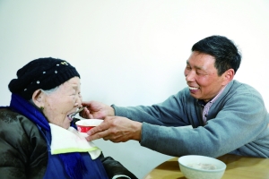 妻子岳父接连去世连云港男子39年如一日照顾百岁岳母
