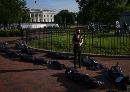抗议者在白宫外放装尸袋办葬礼 斥政府抗疫不力