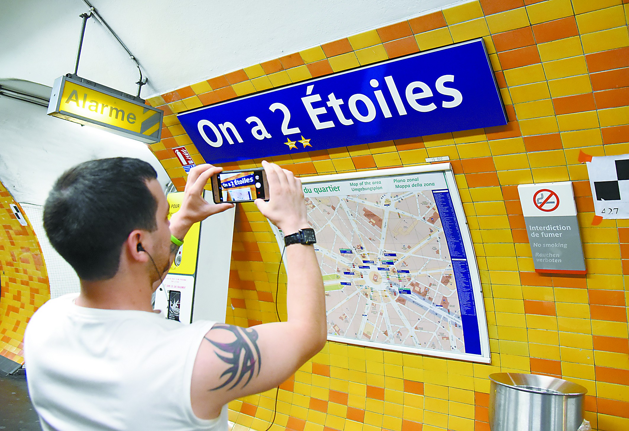 法国人爱在地铁搞法式浪漫