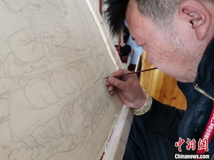图为传统工种—唐卡绘画比赛现场。　韩海兰 摄