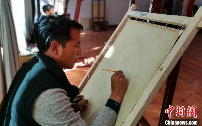 图为传统工种—唐卡绘画、木刻雕版 韩海兰 摄